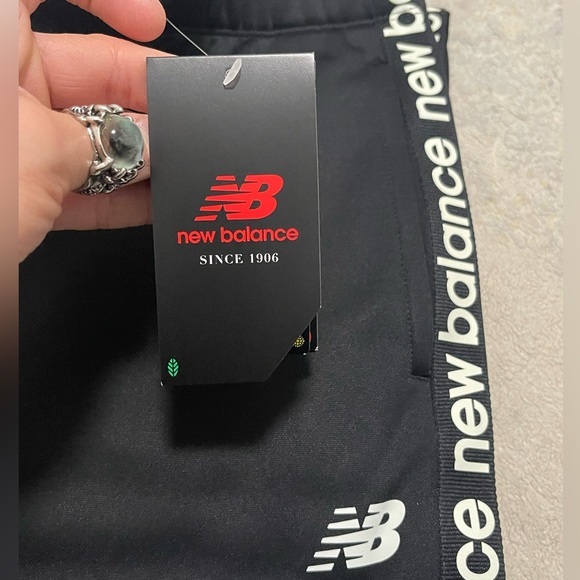 NWT Women’s Small (28” X 28”) New Balance Relentless Performance Fleece Pants - Picture 7 of 13